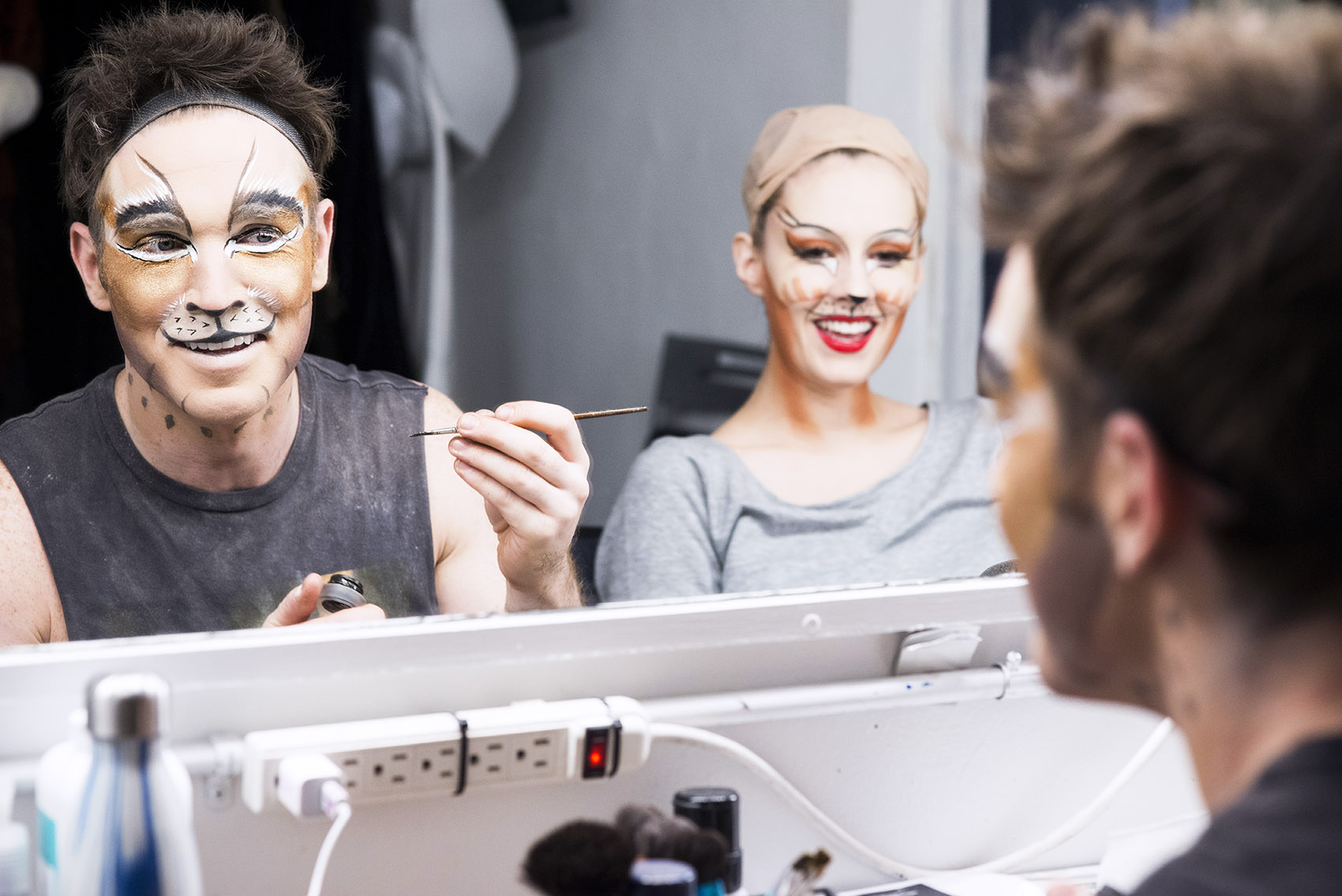 How to Paint Your Jellicle Face\u2014Makeup Lessons from